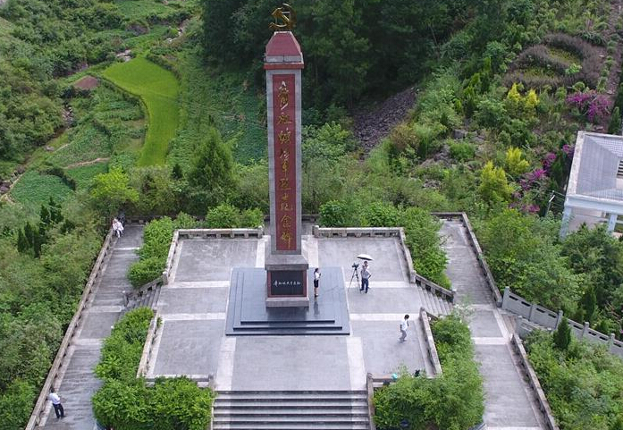 青杠坡红军烈士纪念碑”