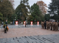 中国人民解放军陆军后勤部一行瞻仰遵义红军烈士陵园，厚植爱国主义情怀
