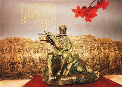 　母瑞山革命根据地纪念园，铜塑《艰苦岁月》表现了琼崖红军革命乐观主义精神