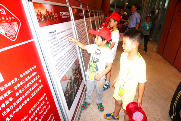 小学生们走进辛亥革命纪念馆，观看图片展