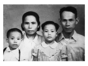 1951年马白山、唐玲和女儿马洪中(前排右)、儿子合影。