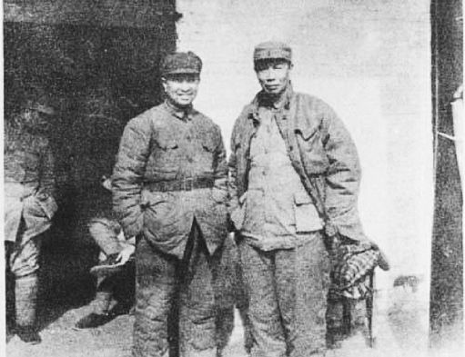 一九四八年时的陈唐兵团司令员陈士榘(右)与陈赓在一起